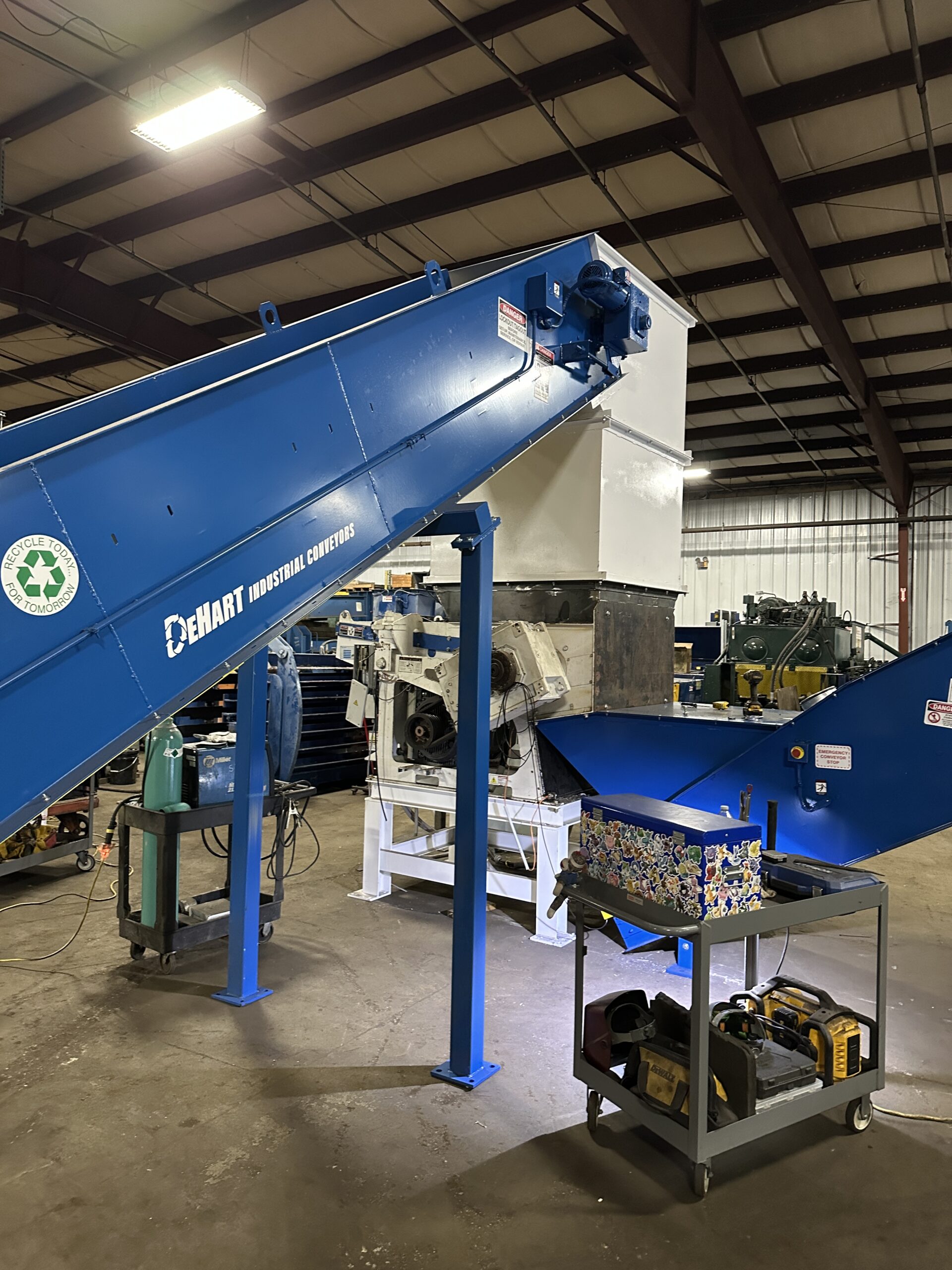 Slider bed conveyor for recycling and material handling